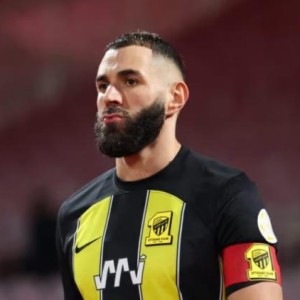 母队抛出橄榄枝 不快乐的本泽马会重返欧洲吗？