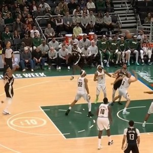 B体育官方链接-你到底咋了？字母哥对抗金鸡独立后仰投出空气球