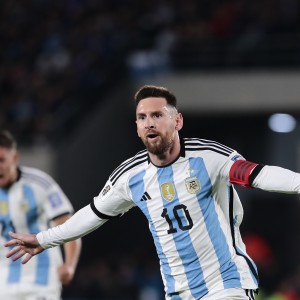 B体育官网-拉尔森：很难想象梅西会超越罗纳尔迪尼奥，梅西C罗后来太疯狂了