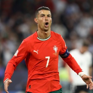 约克：C罗在足球上和梅西相当；C罗以后可以去拍电影比如速激