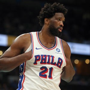 B体育官网-当场就报！恩比德封盖班凯罗 下一回合班凯罗立马回敬